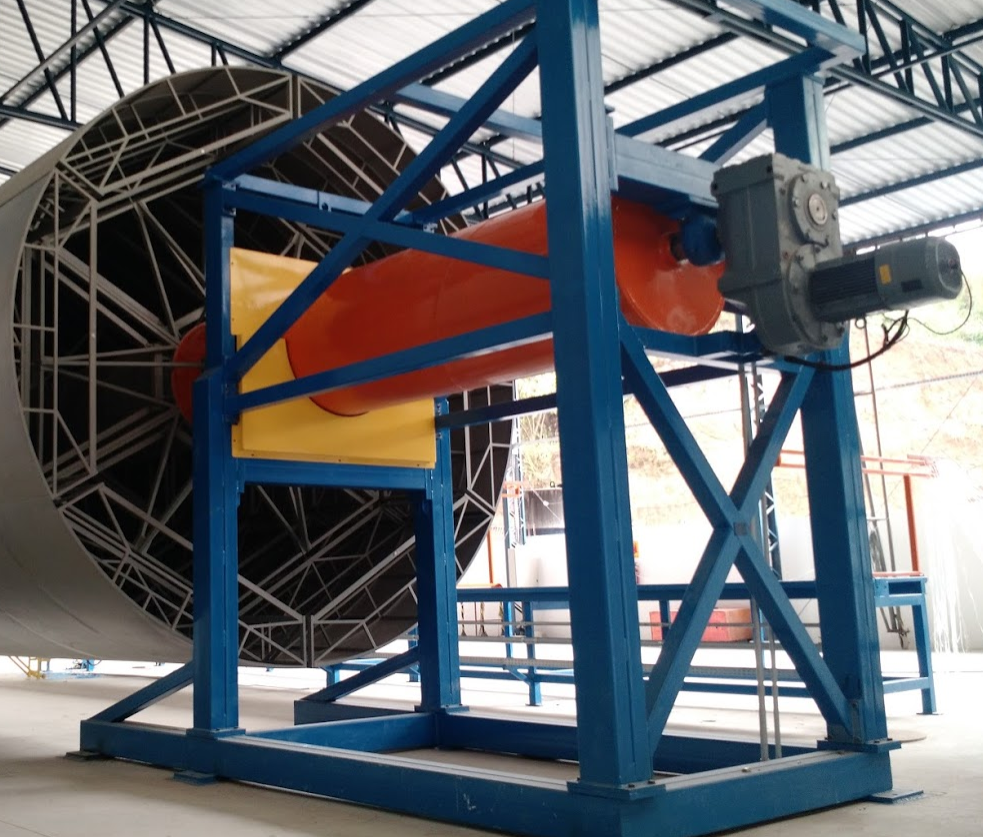 Estrutura e acionamento da máquina AUMEK de filament winding para tanques compósitos