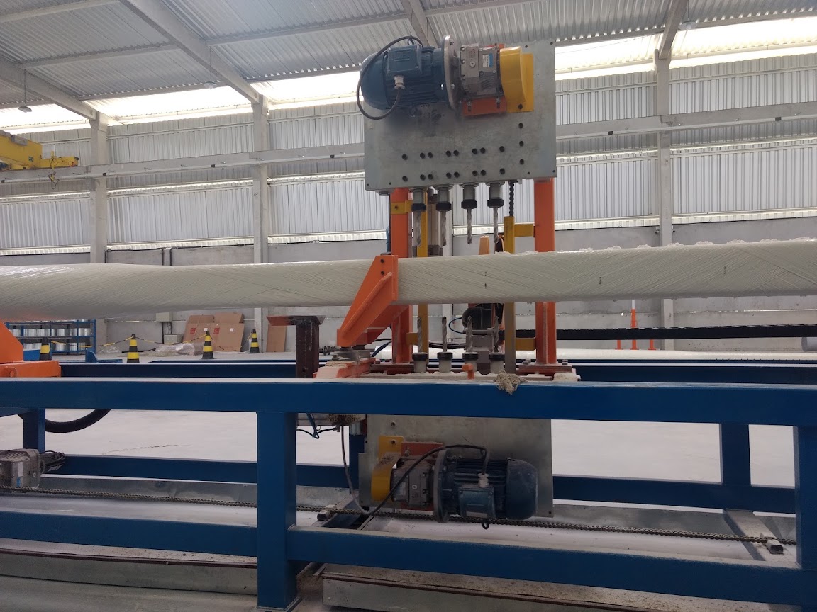 Sistema de furação AUMEK operando sobre componente tubular em compósito